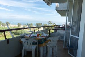 a table and chairs on a balcony with a view of the ocean at Gioiamare in Martinsicuro