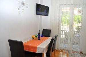 Televízia a/alebo spoločenská miestnosť v ubytovaní Apartments and Rooms Ljuba