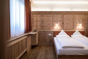 Postel nebo postele na pokoji v ubytování Family Resort Rainer Sexten