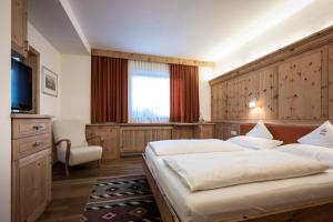 Postel nebo postele na pokoji v ubytování Family Resort Rainer Sexten
