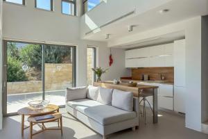 Ruang duduk di Youphoria Sea View Villas