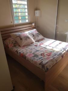 圣安尼Studio avec piscine, à 3 minutes à pied des plages的卧室里有一张床，上面有两个枕头