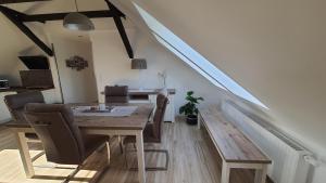 Χώρος καθιστικού στο 5 Sterne Ferienwohnung Dewichow mit Wasserblick & WLAN