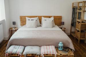 a bedroom with a large bed with a wooden headboard at I Gemütliches 1-Zimmer-Apartment & eigenes Bad I in Neuendorf