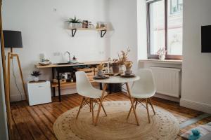 a dining room with a table and four chairs at I Gemütliches 1-Zimmer-Apartment & eigenes Bad I in Neuendorf