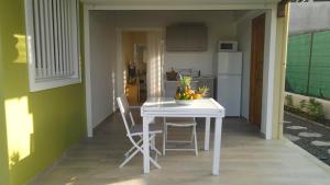 圣安尼Studio avec piscine, à 3 minutes à pied des plages的相册照片