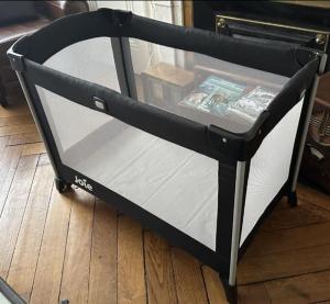 a small black and white cart on the floor at Le Jungle 2ème Étage in Abbeville