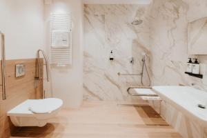 a white bathroom with two sinks and a toilet at Kwatera w Leśniczówce Czarne in Karszanek +51 photos
