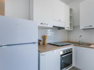 Kuchyň nebo kuchyňský kout v ubytování Apartment Mauro by Interhome