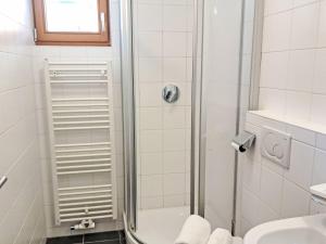 Koupelna v ubytování Apartment Schönblick Mountain Resort & Spa-2 by Interhome