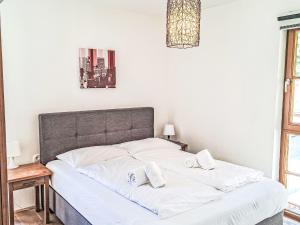 Postel nebo postele na pokoji v ubytování Apartment Schönblick Mountain Resort & Spa-2 by Interhome