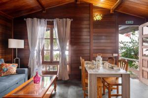 a living room with a table and a couch at El Jardín de las Pléyades in Los Llanos de Aridane