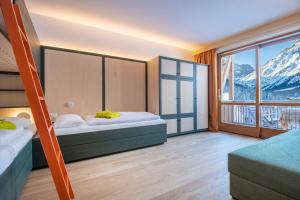 Postel nebo postele na pokoji v ubytování Family Resort Rainer Sexten