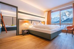 Postel nebo postele na pokoji v ubytování Family Resort Rainer Sexten
