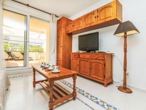 Μια τηλεόραση ή/και κέντρο ψυχαγωγίας στο Apartment Cala Gonzalez-2 by Interhome +15 φωτογραφίες