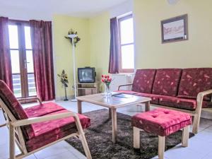 Televízia a/alebo spoločenská miestnosť v ubytovaní Holiday Home Stárkov by Interhome