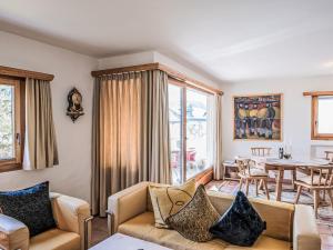 Posezení v ubytování Apartment Chesa Trais Dschembers by Interhome