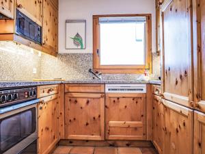 Kuchyň nebo kuchyňský kout v ubytování Apartment Chesa Trais Dschembers by Interhome