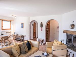 Prostor za sedenje u objektu Apartment Chesa Trais Dschembers by Interhome
