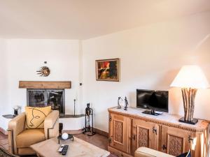 TV i/ili multimedijalni sistem u objektu Apartment Chesa Trais Dschembers by Interhome