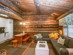 ein Wohnzimmer mit Sofa und Tisch in der Unterkunft Holiday Home Kaukonkelo by Interhome in Rukatunturi 