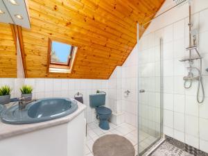 Kúpeľňa v ubytovaní Holiday Home Ruby 2 by Interhome