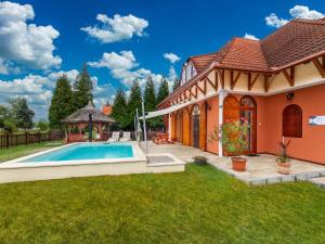 Bazén v ubytovaní Holiday Home Ruby 2 by Interhome alebo v jeho blízkosti