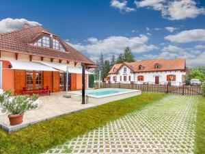 Bazén v ubytovaní Holiday Home Ruby 2 by Interhome alebo v jeho blízkosti
