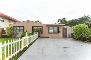 una casa con una valla blanca y una entrada en Spacious 5BR Home with Pool, Near Downtown & Beach, en Hollywood