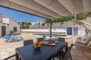 stół z miską owoców na patio w obiekcie Villa Nani by Abahana Villas w mieście Calpe