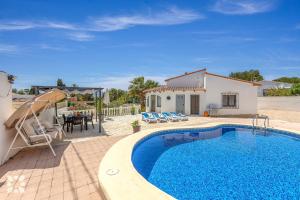 willa z basenem i domem w obiekcie Villa Nani by Abahana Villas w mieście Calpe