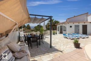 Patio lub wspólna przestrzeń na świeżym powietrzu w obiekcie Villa Nani by Abahana Villas