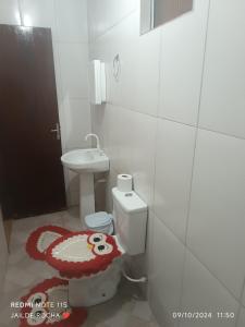 a bathroom with a toilet and a sink at Aluguel por temporada in Mucugê
