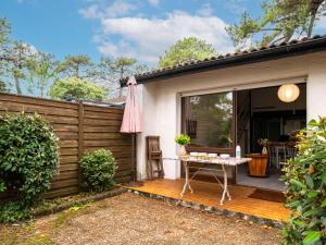 Κήπος έξω από το Apartment Hameau du courant-2 by Interhome