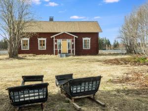 two chairs in front of a small house at Holiday Home Ounasmosku by Interhome in Tepasto