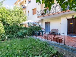 Κήπος έξω από το Apartment Arancia by Interhome