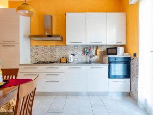 Η κουζίνα ή μικρή κουζίνα στο Apartment Arancia by Interhome