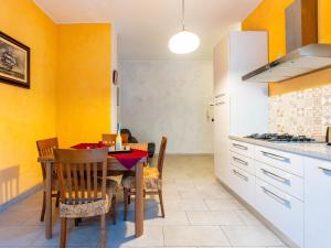 Η κουζίνα ή μικρή κουζίνα στο Apartment Arancia by Interhome +18 φωτογραφίες