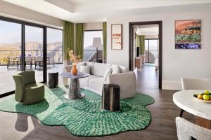 un salon avec un canapé et une table dans l'établissement Hotel Indigo Jabal Akhdar Resort & Spa by IHG, à Al ‘Aqar