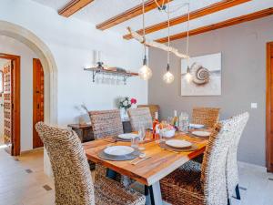 ein Esszimmer mit einem Holztisch und Stühlen in der Unterkunft Holiday Home La Selva by Interhome in Jávea