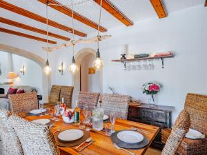 ein Esszimmer mit einem Holztisch und Stühlen in der Unterkunft Holiday Home La Selva by Interhome in Jávea