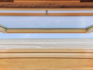 QuinévilleにあるHoliday Home Les pieds dans l'eau by Interhomeの海の景色を望む開閉可能な窓