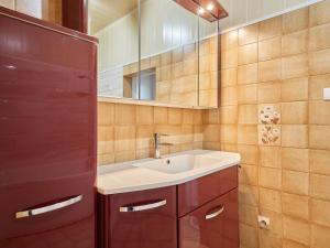 QuinévilleにあるHoliday Home Les pieds dans l'eau by Interhomeの洗面台と鏡のあるバスルーム +12枚の写真