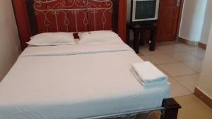 Giường trong phòng chung tại EXCELLENT HOTEL KAMPAlA