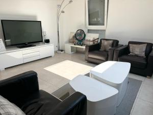 Uma TV ou centro de entretenimento em Appartement Bes,, Attique neuf avec confort
