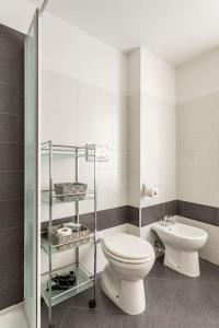 ein Badezimmer mit Toilette und Waschbecken in der Unterkunft Terratetto in centro con parcheggio in Udine + 11 Fotos