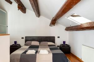 ein Schlafzimmer mit einem großen Bett im Dachgeschoss in der Unterkunft Terratetto in centro con parcheggio in Udine