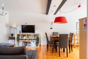 ein Wohnzimmer mit Tisch und ein Esszimmer in der Unterkunft Terratetto in centro con parcheggio in Udine