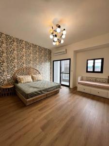 ein großes Schlafzimmer mit einem Bett und einem Kronleuchter in der Unterkunft Little glass yard B&B in Dayin + 23 Fotos