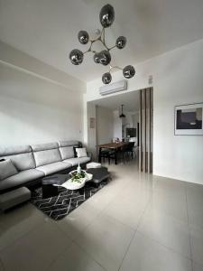 ein Wohnzimmer mit Sofa und Tisch in der Unterkunft Little glass yard B&B in Dayin